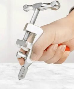 قطع البلاط الزجاجي باليد